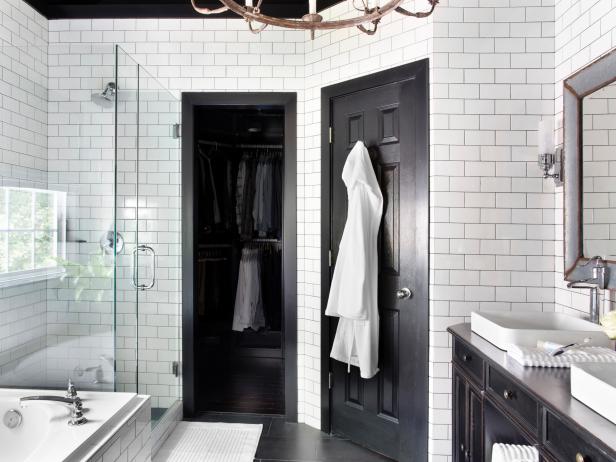 Classic Contrast: Towel Color for Black and White Bathroom